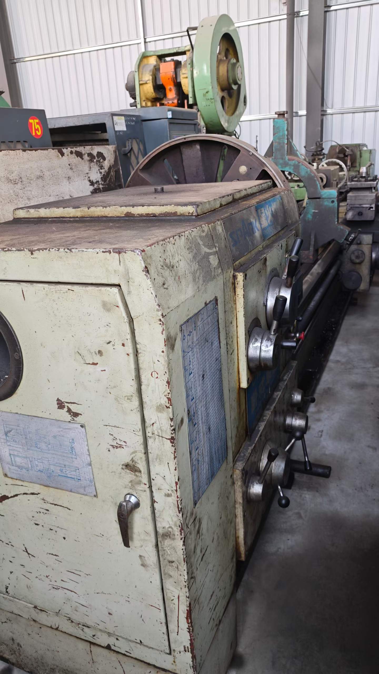 新到一台星火产6185三米车床，机器状况非常好，就是脏点没清洗，需要来聊哈