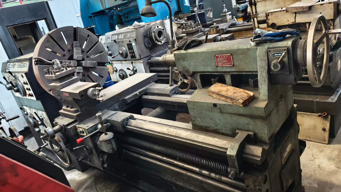 新到一台兰州金宇产6280车床，加工长度一米半，孔径105，导轨宽度600，卡盘直径800，08年出厂机器状况非常好，价