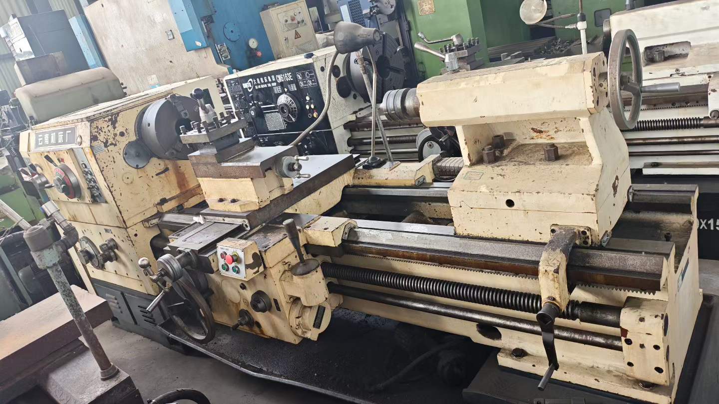 新到一台云南产6280车床，加工长度一米半，孔径105，导轨宽度550，卡盘直径320，带顶尖2013年出厂，成色绝佳闭