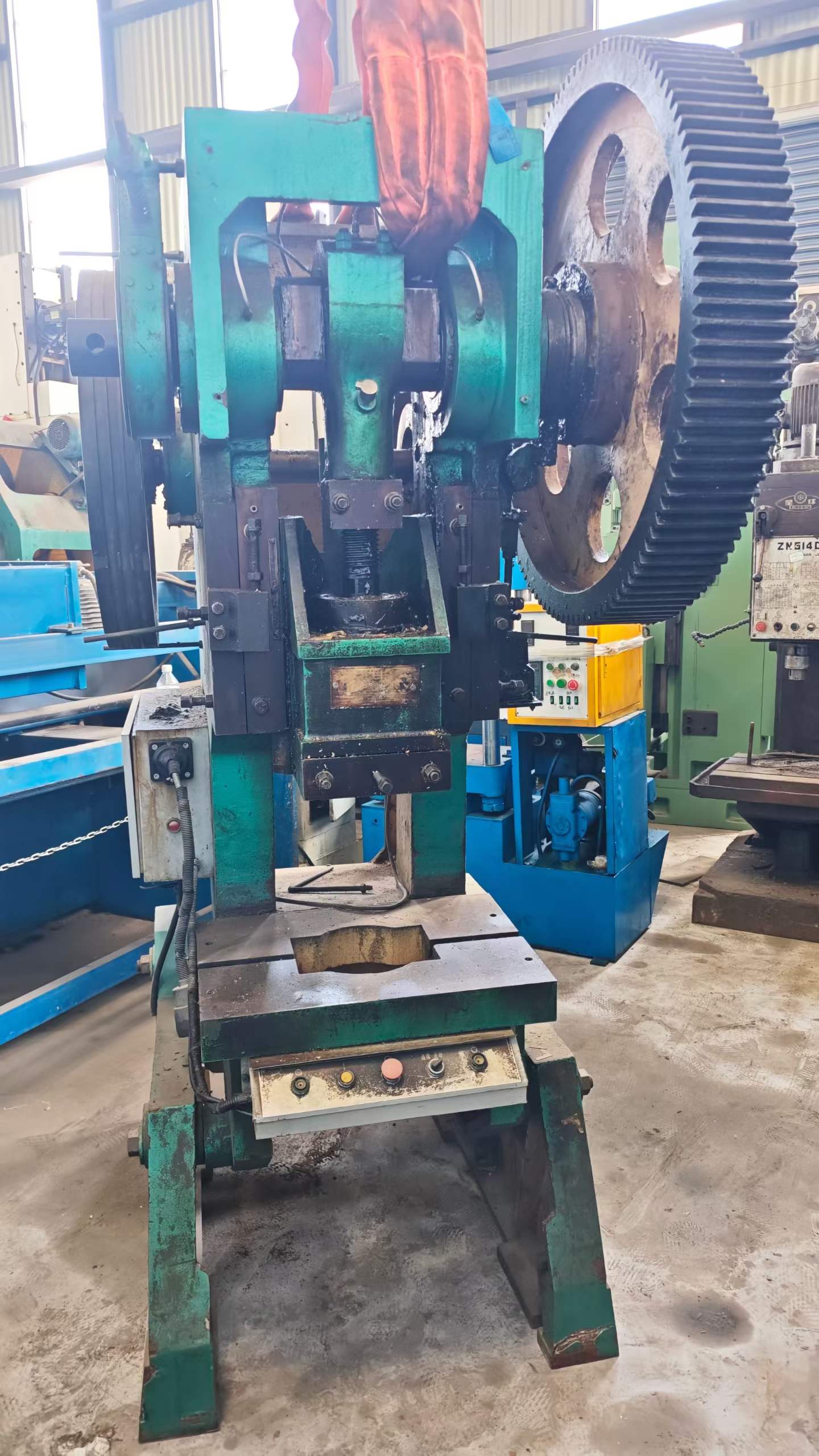 新到一台四十吨冲床，质优价廉喜欢来聊