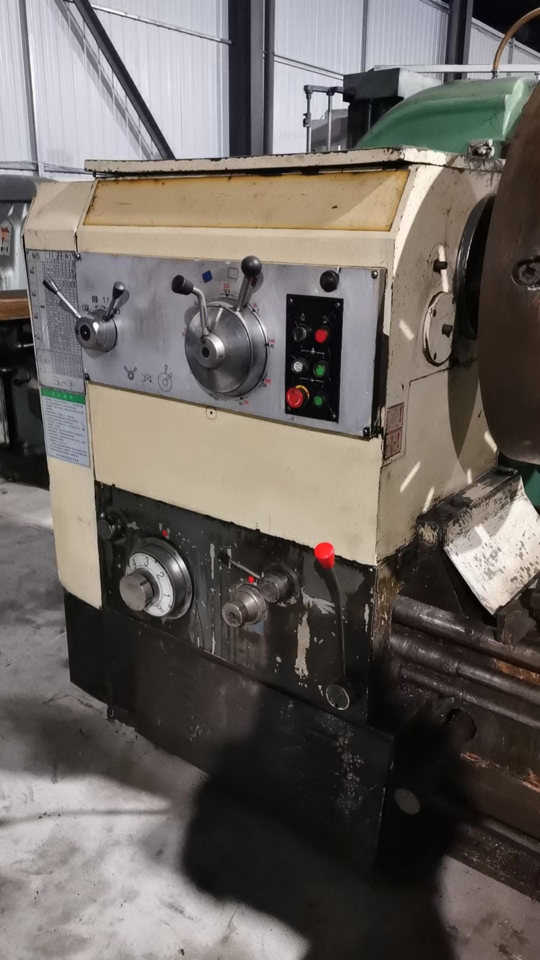 新到一台62100车床，加工长度三米，孔径105，导轨宽度600，卡盘直径800，质优价廉给钱就卖