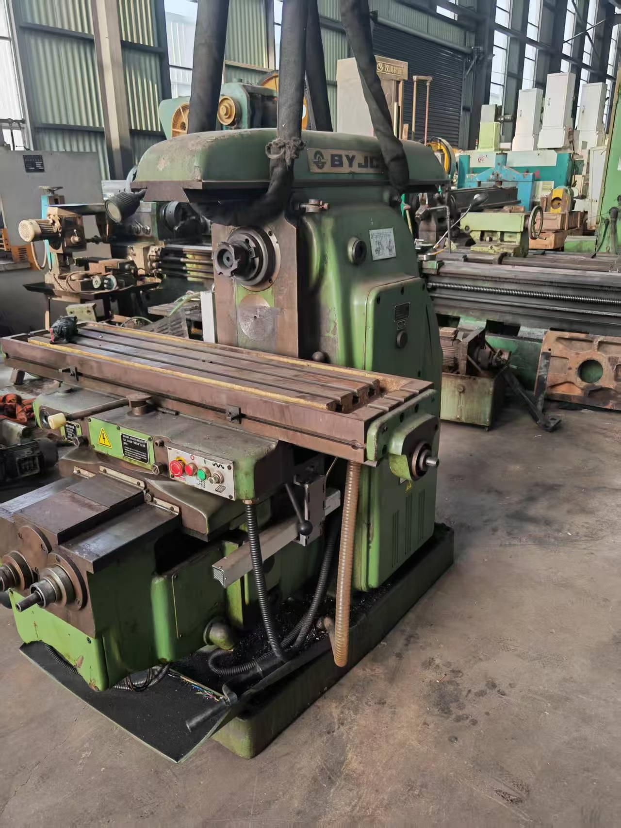 新到一台北京产6132铣床，机器状况非常好价格美丽，需要来聊