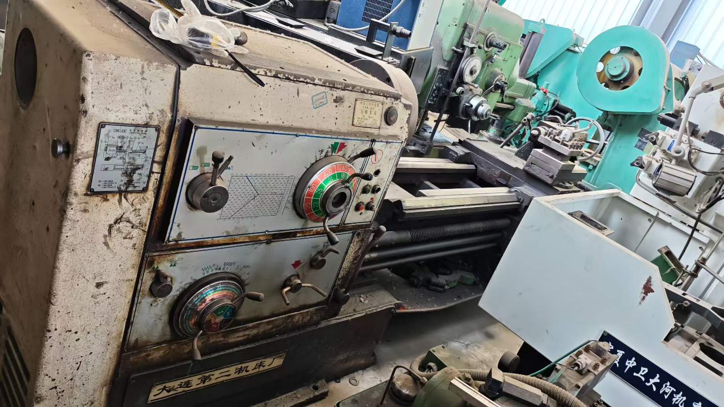 新到一台大连产6263车床，加工长度一米半，孔径105，导轨宽度550，卡盘直径400，带中心架2004年出厂，质优价廉