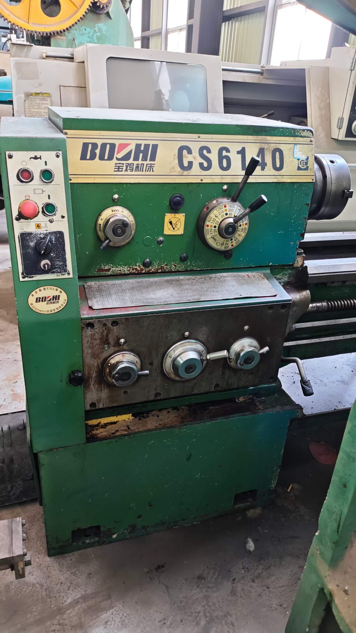新到一台宝鸡产6140车床，加工长度一米，孔径52，导轨宽度390，卡盘直径200，2010年出厂，机器状况非常好，价格