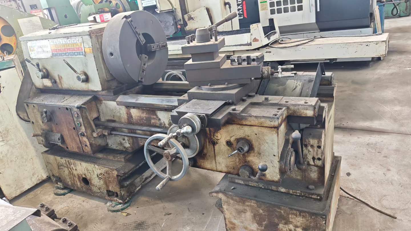 新到一台安徽双龙产6463车床，加工长度500，孔径72，导轨宽度500，卡盘直径500，2011年出厂机型可遇不可求，