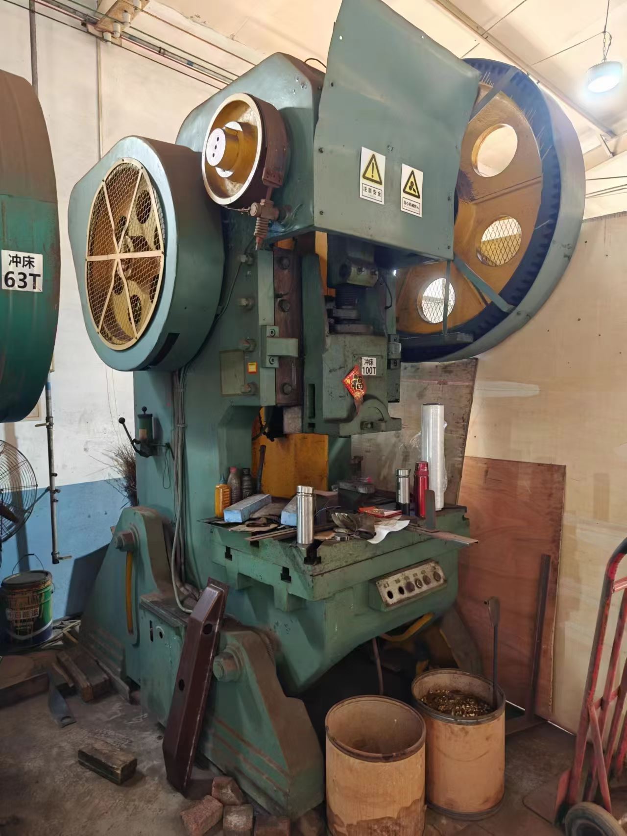 新到一台西安产100吨冲床，大台面大自重，机器状况非常好，价格美丽需要来聊