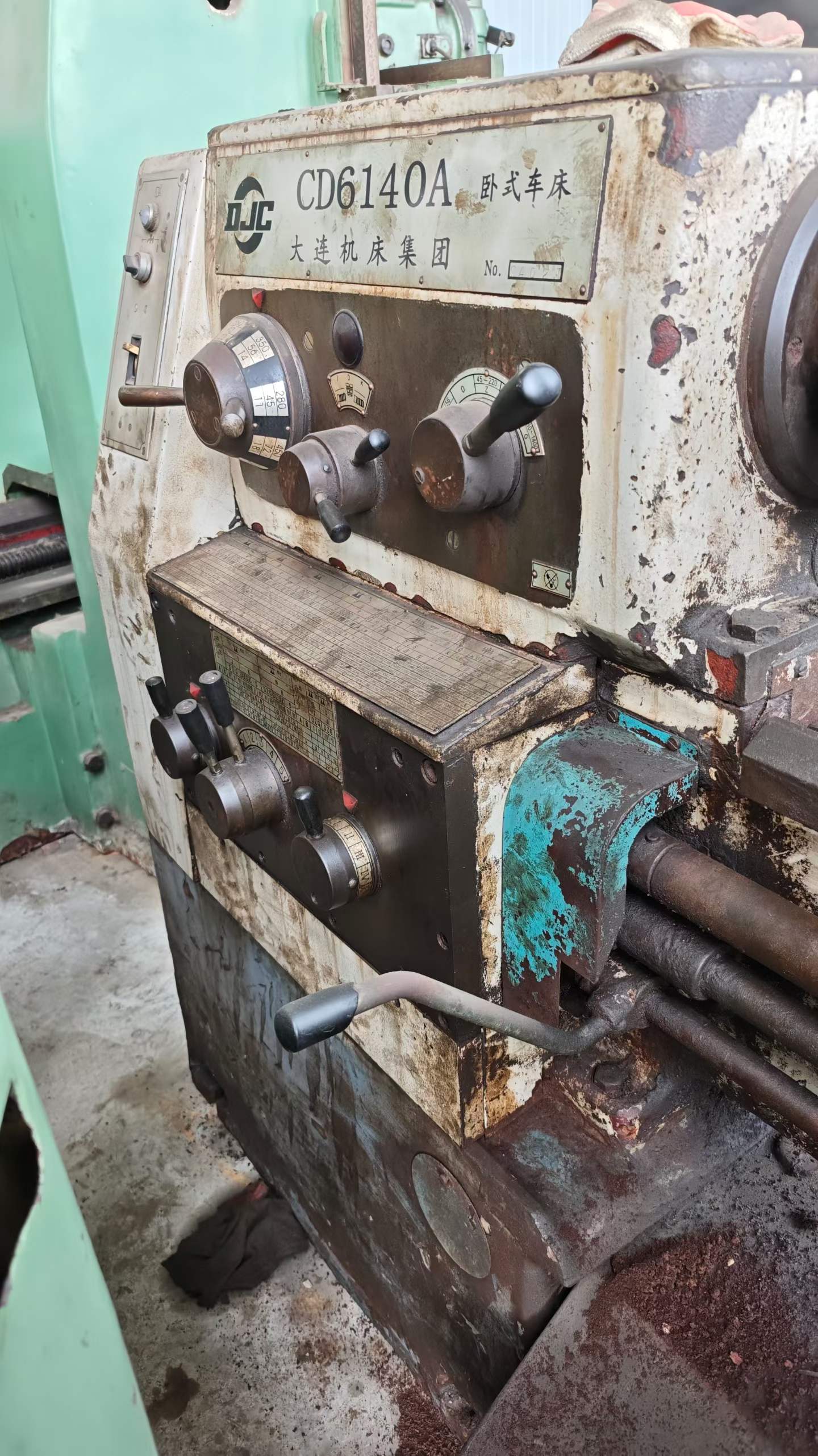 腾库房处理一台大连产6140车床，加工长度一米，孔径52，导轨宽度400，卡盘直径250，正常使用铁价出要的从速