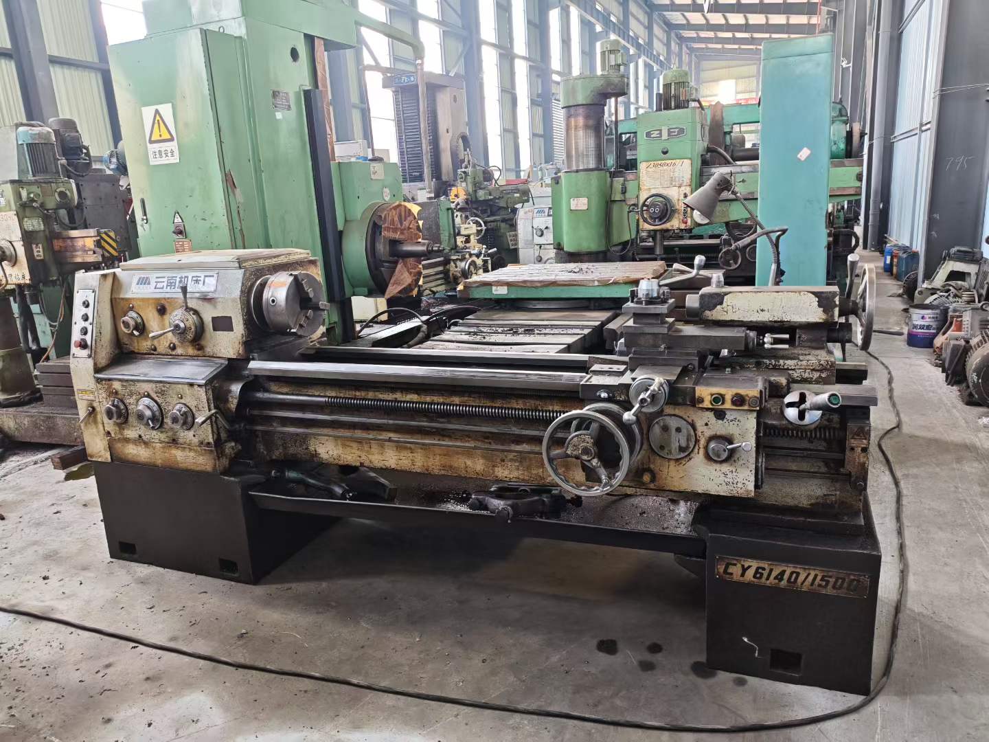 处理一台云南产6140一米半车床，孔径52中心架跟刀架都有，质优价廉给钱就卖
