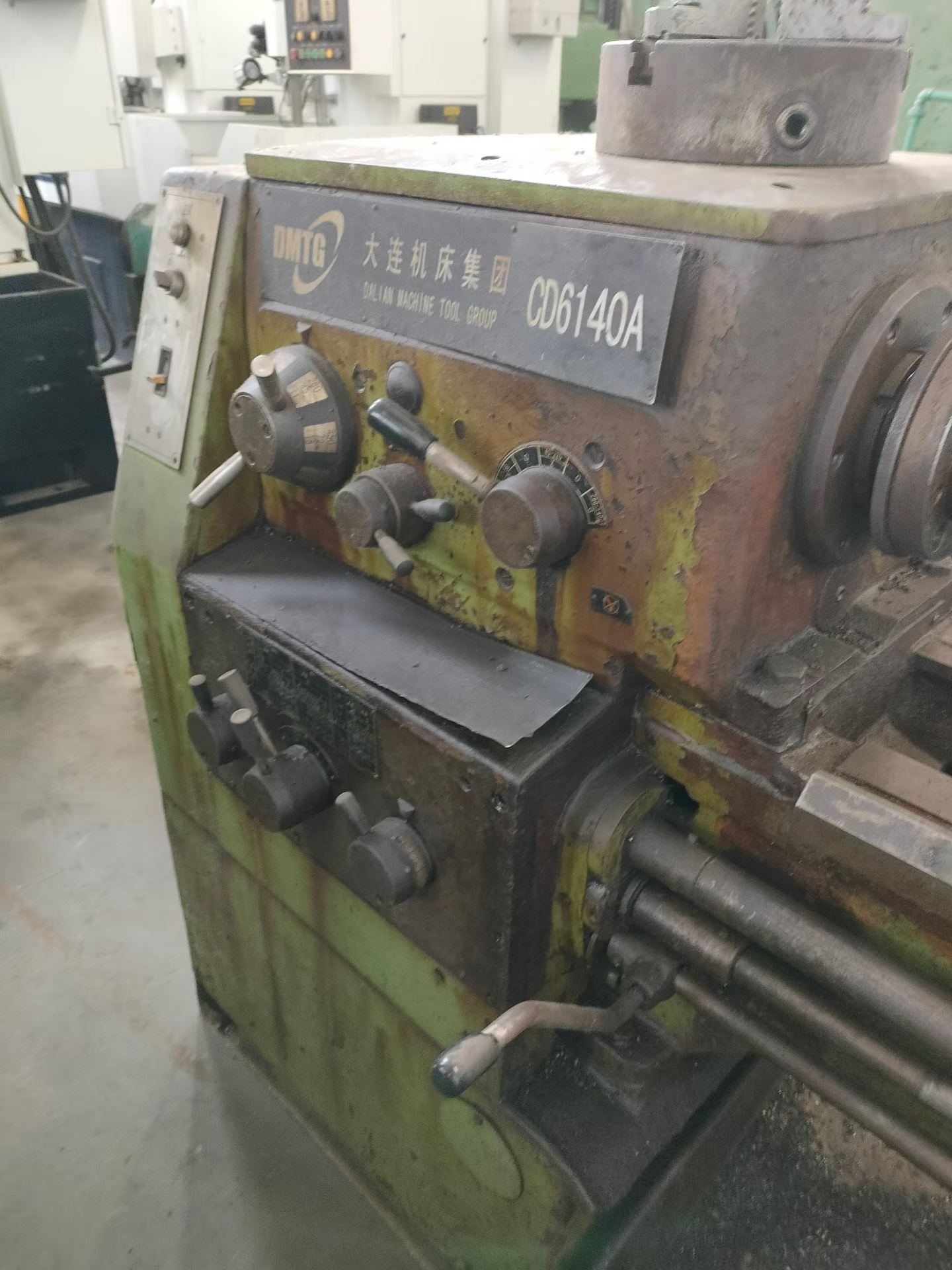 腾库房处理一台大连产6140车床，加工长度一米，孔径52，导轨宽度400，机器质优价廉，铁价高点就行