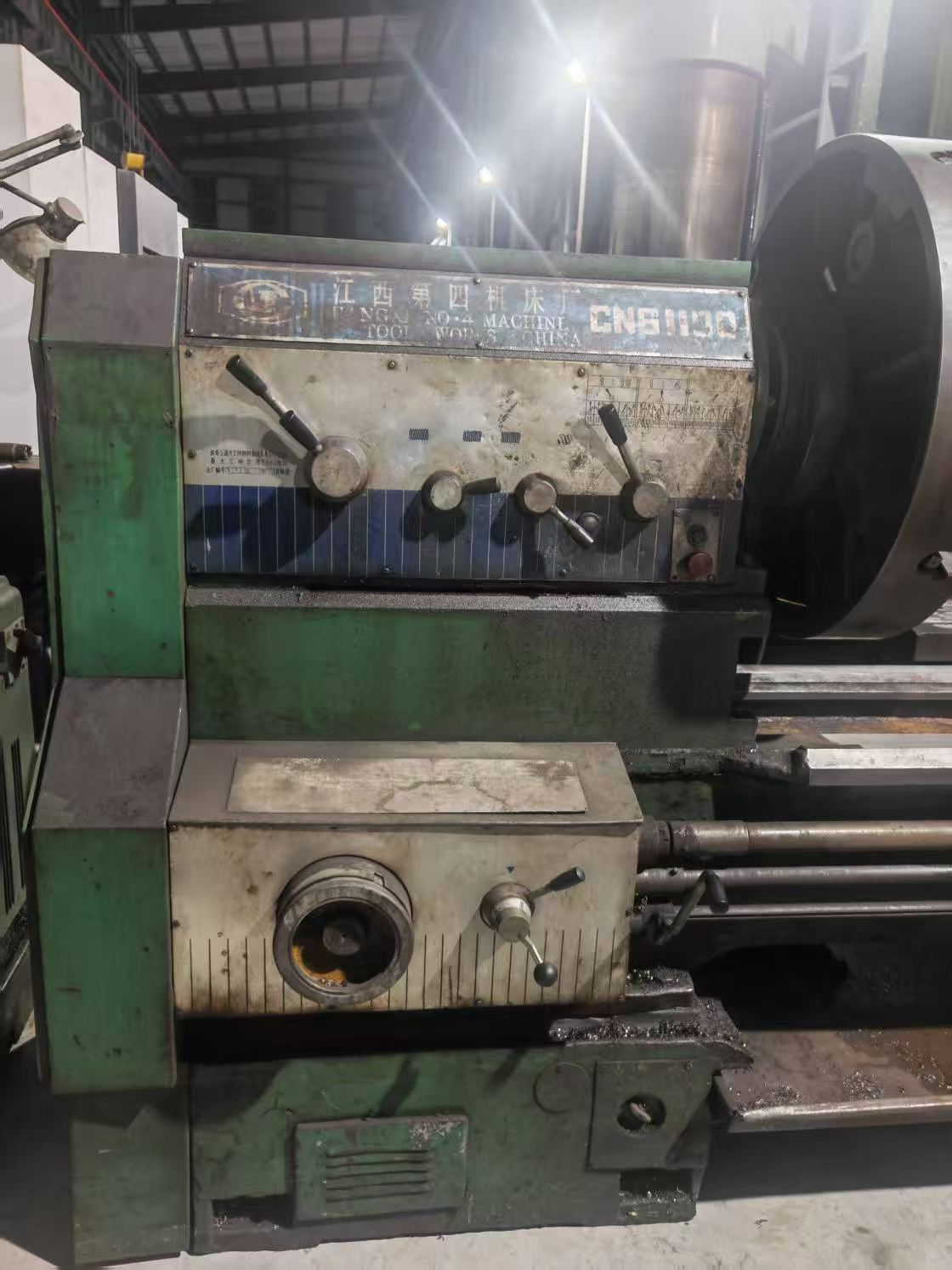 新到一台江西四机产61100车床，加工长度一米半，孔径105，导轨宽度550，卡盘直径800，2005年出厂机器状况非常