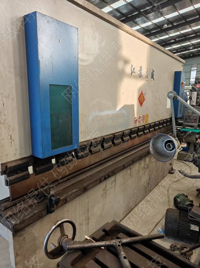 厂家处理一台125吨四米折弯机，2019年出厂机器状况非常好，价格美丽
